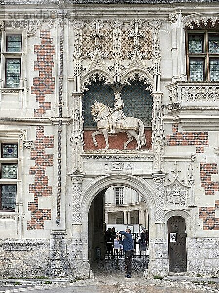 Reiterstatue von Ludwig XII. über dem Eingang zum königlichen Schloss Château Royal de Blois und eine Kutsche mit zwei weißen Pferden  Chateau de Blois  Blois  Loiretal  UNESCO-Weltkulturerbe  Loir et Cher  Frankreich  Europa