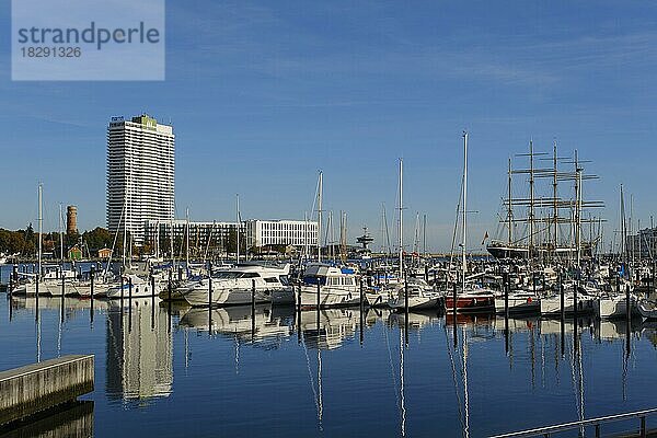 Alter Leuchtturm  Hotel Maritim  Yachthafen mit Segelschiff Passat  Priwall  Travemünde  Lübeck  Schleswig-Holstein  Deutschland  Europa