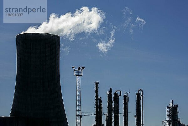 Silhouette eines Industriegebiets mit Kühlturm des BASF-Chemiewerks im Hafen von Antwerpen  Belgien  Europa