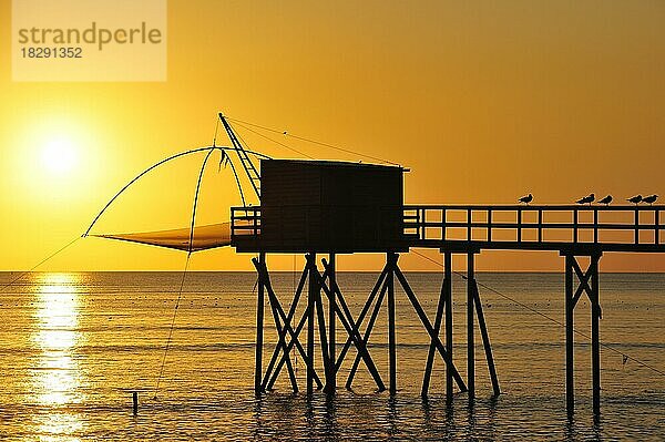 Traditionelle Carrelet-Fischerhütte mit Stellnetz am Strand bei Sonnenuntergang  Loire-Atlantique  Frankreich  Europa