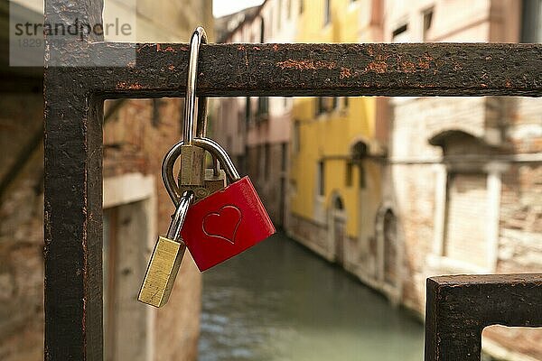 Liebesschlösser  Brücke  Venedig  Venetien  Italien  Europa