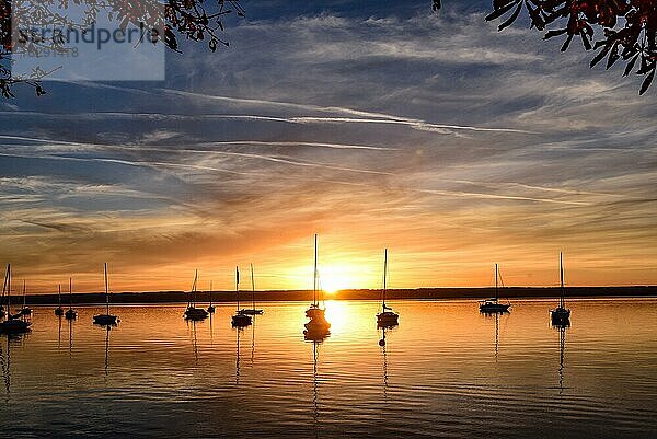 Segelboote im Sonnenuntergang in der Herrschinger Bucht am Ammersee  Bayern  Deutschland  Europa