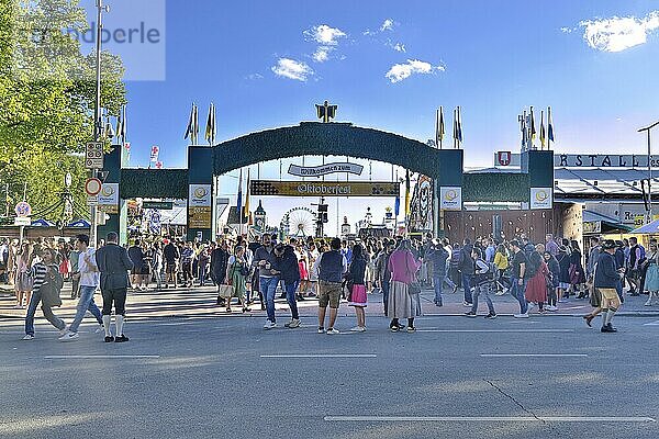 Oktoberfest  Haupteingang  München  Bayern  Deutschland  Europa