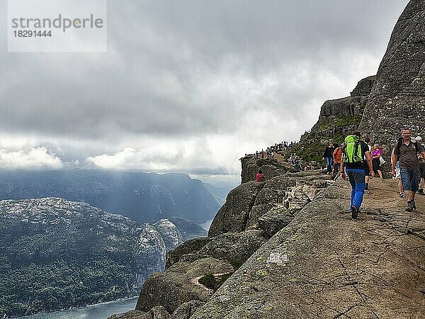 Menschenmenge  Wanderer auf Felskanzel Preikestolen  Touristen genießen Blick auf Lysefjord und Berge  Ryfylke  Rogaland  Norwegen  Europa