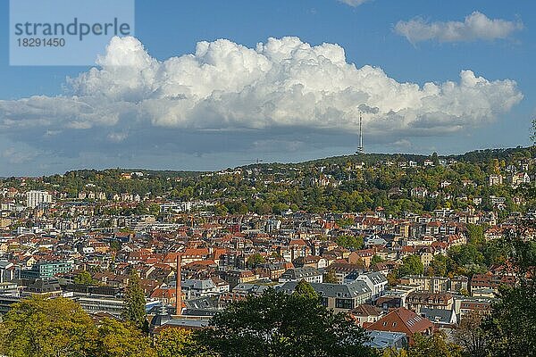 Blick von der Karlshöhe  Stuttgart  Tal  Hangbebauung  Fernmeldeturm  Wald  Baden-Württemberg  Deutschland  Europa