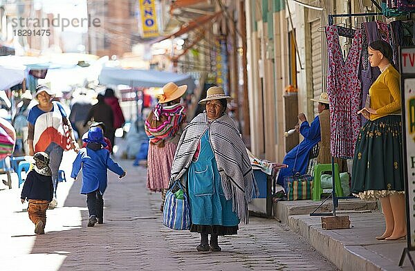 Aymara-Frau in traditioneller Kleidung spaziert durch eine Einkaufsstraße in Copacabana  Departamento La Paz  Provinz Provinz Manco Kapac  Bolivien  Südamerika