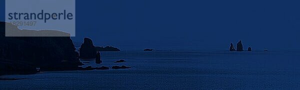 Die Drongs als Silhouette gegen den blauen Nachthimmel  Meeresklippen in der St. Magnus Bay in der Nähe von Ness of Hillswick  Northmavine  Shetlandinseln  Schottland  UK