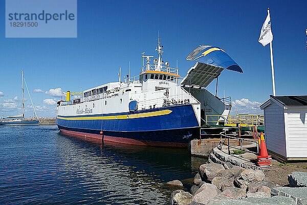 Kleine Autofähre mit offener Klappe im Hafen  Öland  Schweden  Europa