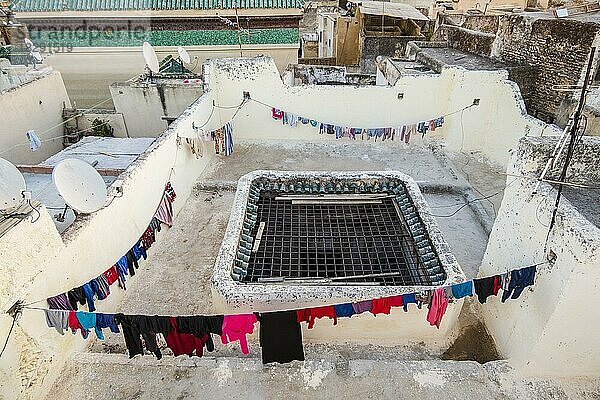 Trocknen von Kleidung auf der Dachterrasse eines traditionellen Hauses in der arabischen Medina von Fes  Marokko  Nordafrika  Afrika