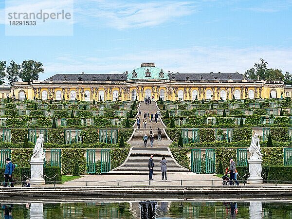 Die Wasserspiegelung der Großen Fontäne und dahinter das Schloss Sanssouci mit dem Treppenaufgang und dem Park Sanssouci  Potsdam  Brandenburg  Deutschland  Europa