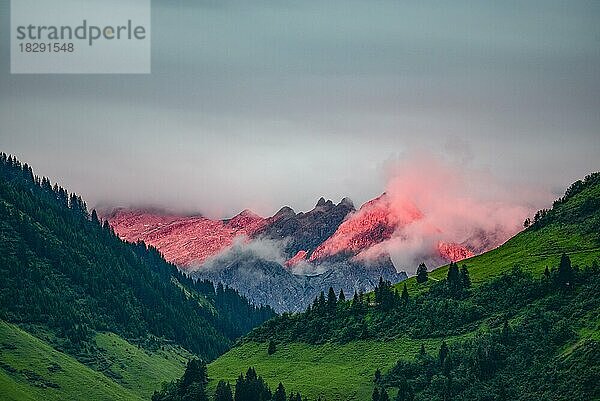 Blick von Damüls im Bregenzerwald auf die Rote Wand (2704 m) im Lechquellgebirge bei Alpenglühen  Vorarlberg  Österreich Europa