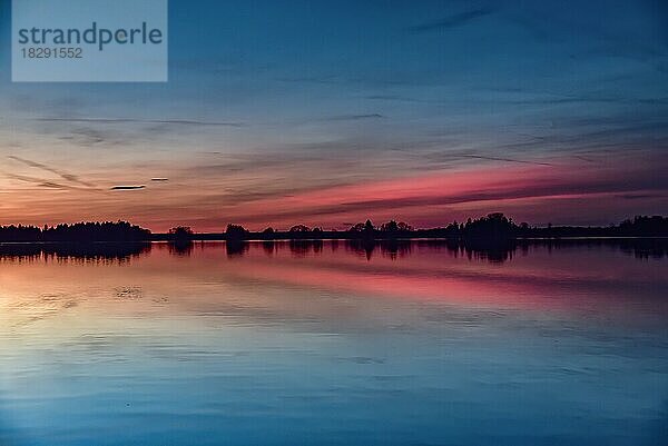 Sonnenuntergang im Winter an der Lechstaustufe 23 bei Mering  Schwaben  Bayern  Deutschland  Europa