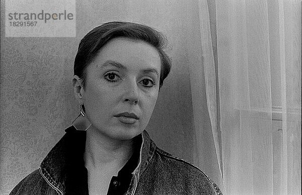 DDR  Berlin  14.3.1988  Portrait der Schauspielerin Simone von Zglinitzki  Deutsches Theater (Fernsehfilm Stunde der Wahrheit)