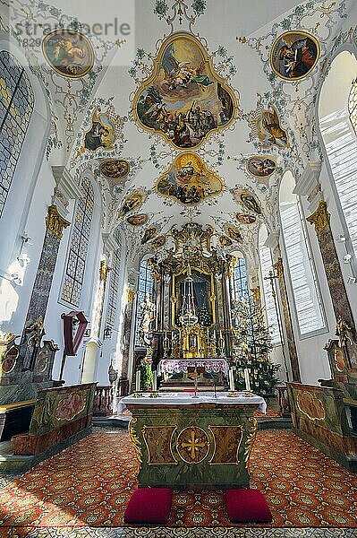 Hauptaltar  Kirche St. Peter und Paul  Bad Petersthal  Allgäu  Bayern  Deutschland  Europa