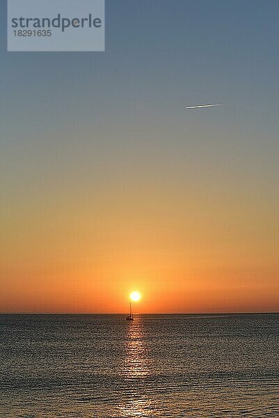 Sonnenuntergang mit Segelboot am Atlantik in der Normandie  Frankreich  Europa