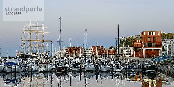 Hafen mit Segelschiff Passat am Priwall  Travemünde  Lübeck  Ostsee  Schleswig-Holstein  Deutschland  Europa