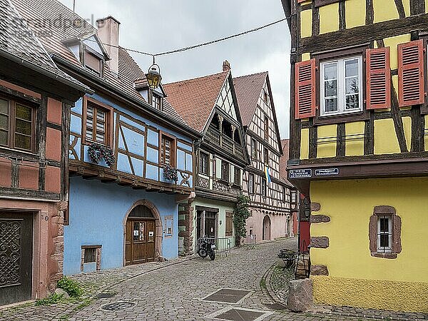 Altes buntes Fachwerkhäuser im Zentrum der Altstadt  Kaysersberg  Grand Est  Haut-Rhin  Elsass  Frankreich  Europa