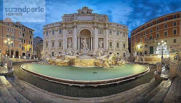 Beleuchteter Trevi-Brunnen  Fontana di Trevi zur blauen Stunde  Rom