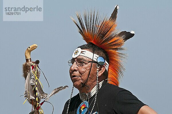Erwachsener männlicher Tänzer  Pow-wow  Blackfoot Crossing Historical Park  Alberta  Kanada  Nordamerika