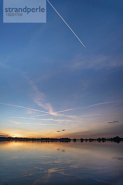 Sonnenuntergang im Winter an der Lechstaustufe 23 bei Mering  Schwaben  Bayern  Deutschland  Europa