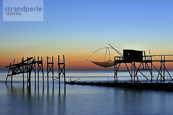 Traditionelle Carrelet-Fischerhütte mit Stellnetz am Strand bei Sonnenuntergang  Loire-Atlantique  Pays-de-la-Loire  Frankreich  Europa