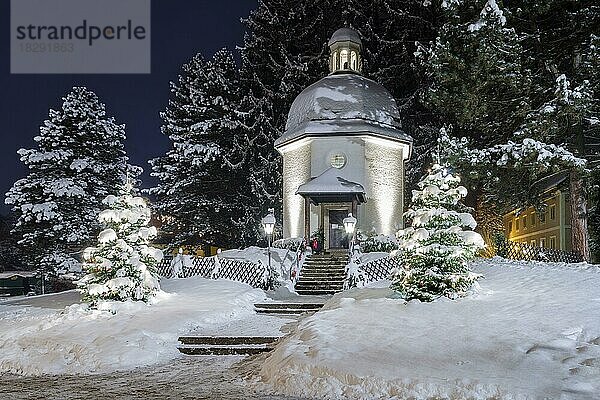 Stille Nacht Kapelle im Winter  Nachtaufnahme mit Christbäumen und Schnee  Oberndorf  Salzburger