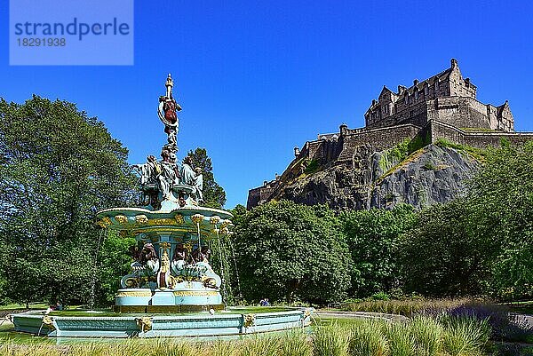 Die Ross Fountain in den Princess Street Garderns in Edinburgh  im Hintergrund das königliche Schloss auf dem Castle Rock  Schottland  Großbritannien  Europa