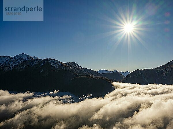 Berge des Salzkammergut und Tennengebirge über dem Wolkenmeer bei Sonnenschein  Salzkammergut  Oberösterreich  Österreich  Europa