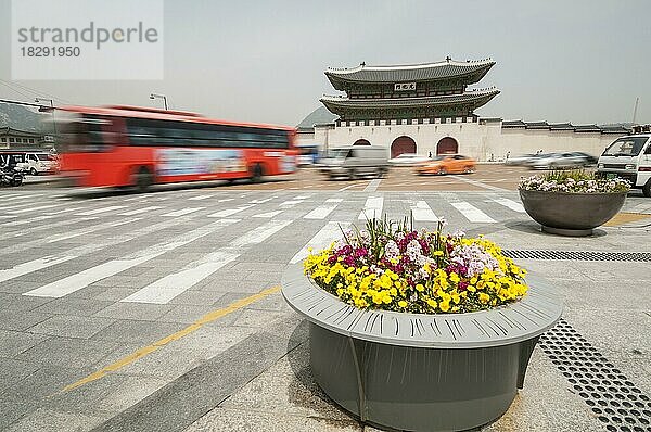 Gwanghwamun  Haupttor  mit Bewegungsunschärfe Verkehr  Gyeongbokgung Palast  Jongno-gu  Seoul  Südkorea  Asien