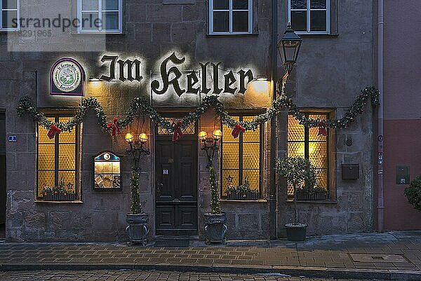 Haupteingang zum historischen Restaurant Im Keller  Nürnberg  Mittelfranken  Bayern  Deutschland  Europa