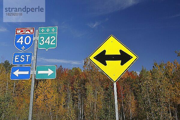Hinweisschild zum Trans Canada Highway und zur Nationalstraße  Provinz Quebec  Kanada  Nordamerika