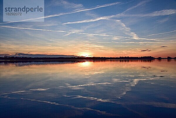 Sonnenuntergang im Winter an der Lechstaustufe 23 bei Mering  Schwaben  Bayern  Deutschland  Europa