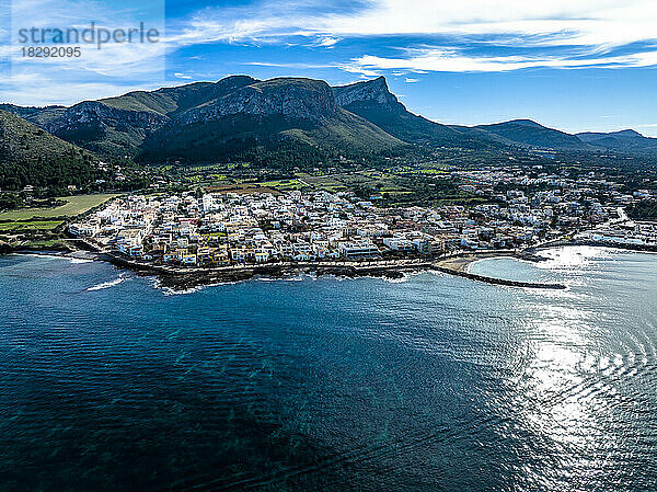 Luftaufnahme von Bergketten mit Stadt und Meer unter blauem Himmel  Colonia de Sant Pere  Arta  Mallorca  Spanien