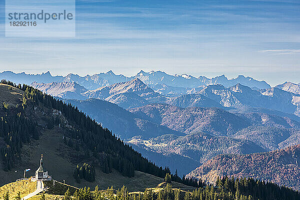 Deutschland  Bayern  Blick auf die Kapelle Heilig Kreuz und die umliegenden Berge in den Bayerischen Alpen