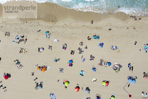 Spanien  Mallorca  Luftaufnahme von Menschen  die sich am Strand von Cala Agulla entspannen