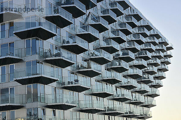 Niederlande  Nordholland  Amsterdam  Balkone eines modernen Mehrfamilienhauses