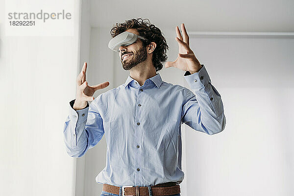 Ingenieur mit VR-Brille gestikuliert im Büro