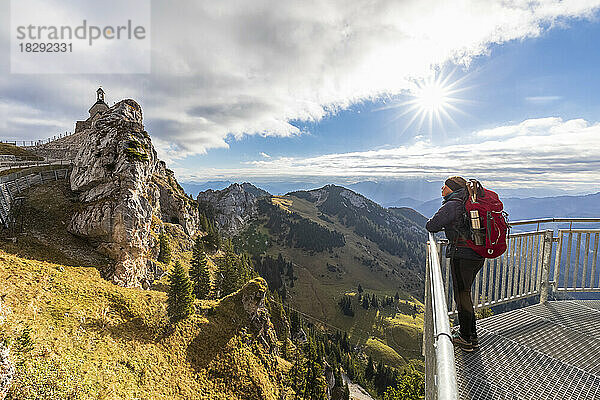 Deutschland  Bayern  Wanderin blickt von der Aussichtsplattform auf den Wendelstein