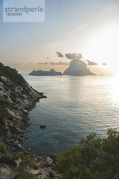 Spanien  Balearen  Küste bei Sonnenuntergang mit der Insel Es Vedra im Hintergrund