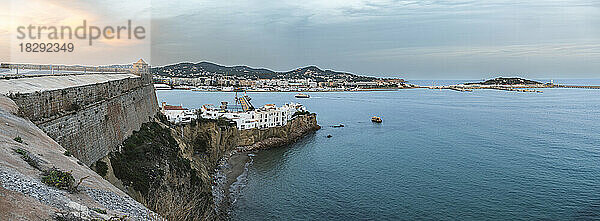 Spanien  Balearen  Ibiza  Panoramablick auf den Rand der Küstenstadt in der Abenddämmerung