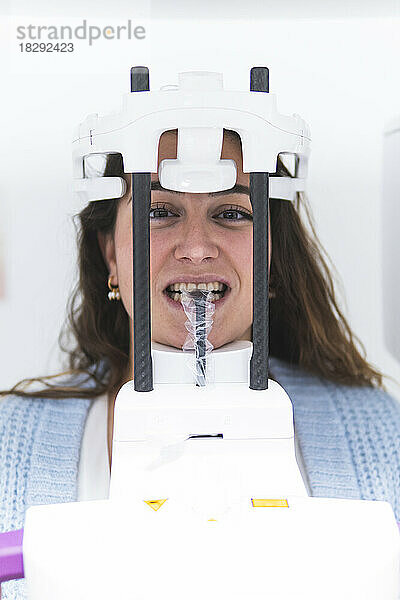 Frau lässt sich in der Klinik eine zahnärztliche Röntgenaufnahme der Zähne machen