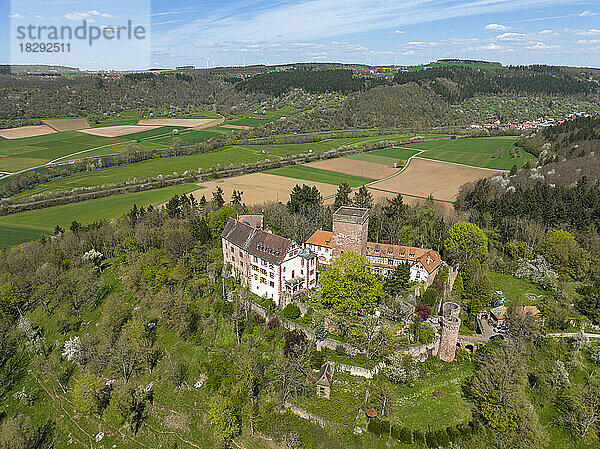 Deutschland  Baden-Württemberg  Werbach  Luftaufnahme der Burg Gamburg und der umliegenden Landschaft