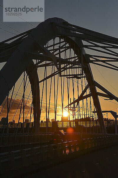 Niederlande  Nordholland  Amsterdam  Enneus-Heerma-Brücke bei Sonnenuntergang