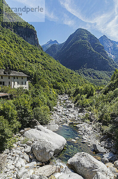 Schweiz  Kanton Tessin  kleiner Bach  der im Sommer durch das Lavizzara-Tal fließt