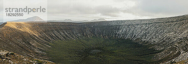 Malerische Vulkanlandschaft am Vulkan Caldera Blanca  Lanzarote  Kanarische Inseln  Spanien