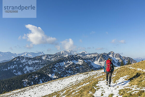 Deutschland  Bayern  Wanderin im Estergebirge