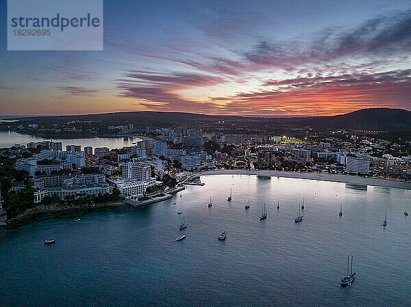 Spanien  Balearen  Santa Ponsa  Mallorca  Luftaufnahme einer Küstenstadt in der Abenddämmerung