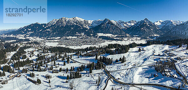 Deutschland  Bayern  Oberstdorf  Luftpanorama der Allgäuer Alpen im Winter
