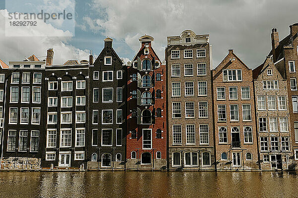 Niederlande  Nordholland  Amsterdam  Reihe von Stadthäusern mit Kanal im Vordergrund