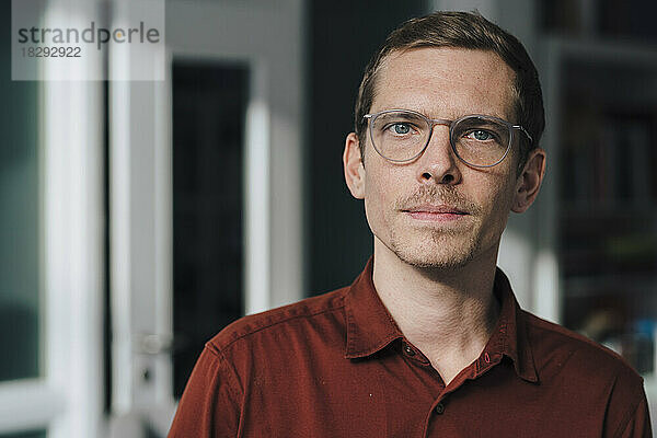 Geschäftsmann mit Brille im Büro